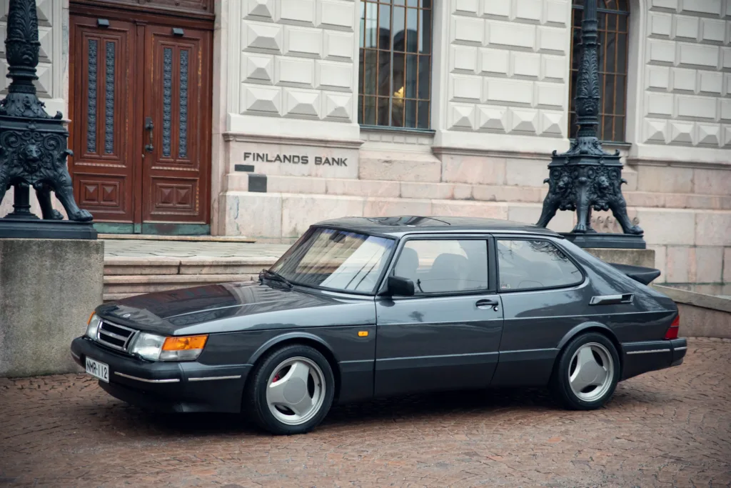 Black vintage car outside Finland's Bank building.