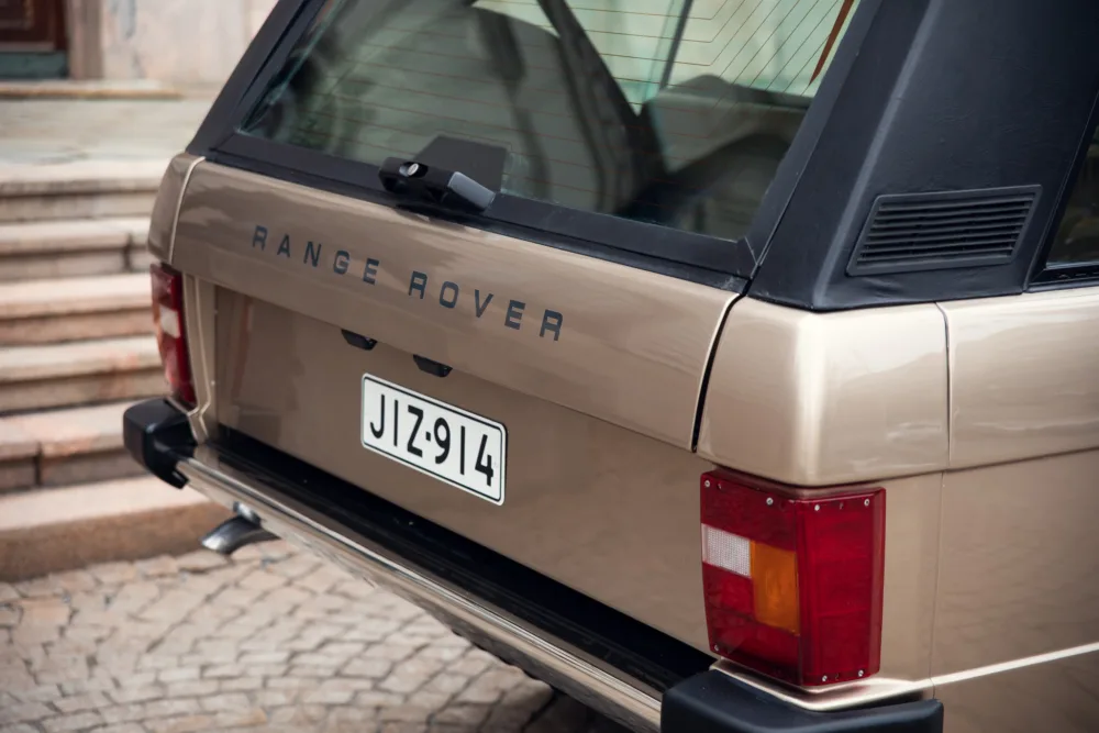 Beige Range Rover rear detail and license plate.