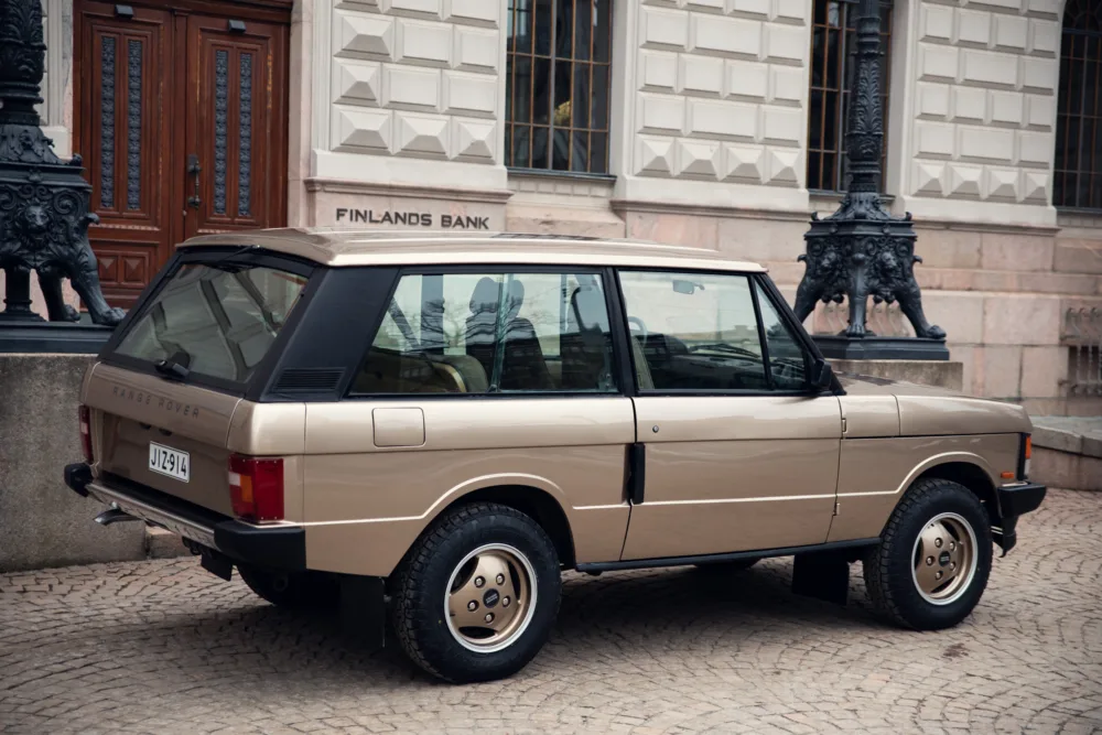 Vintage Range Rover outside Finland's Bank building.