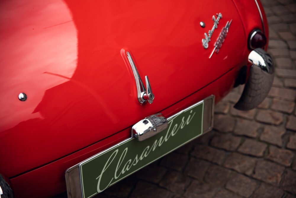 Red classic car close-up with "Classenteri" license plate.