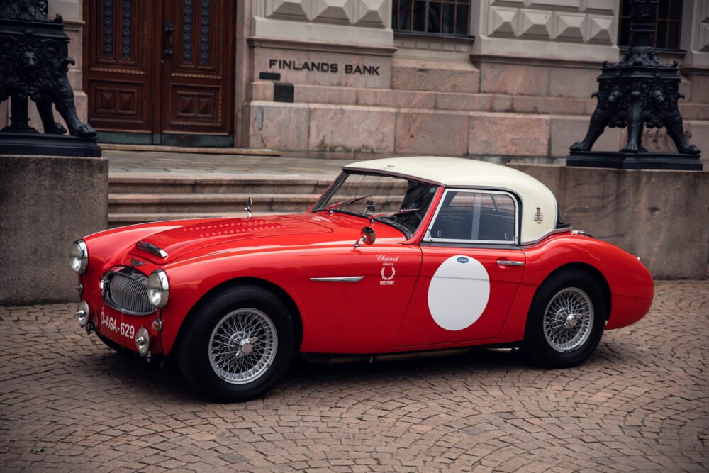 Vintage red Austin-Healey sports car outside Finlands Bank.