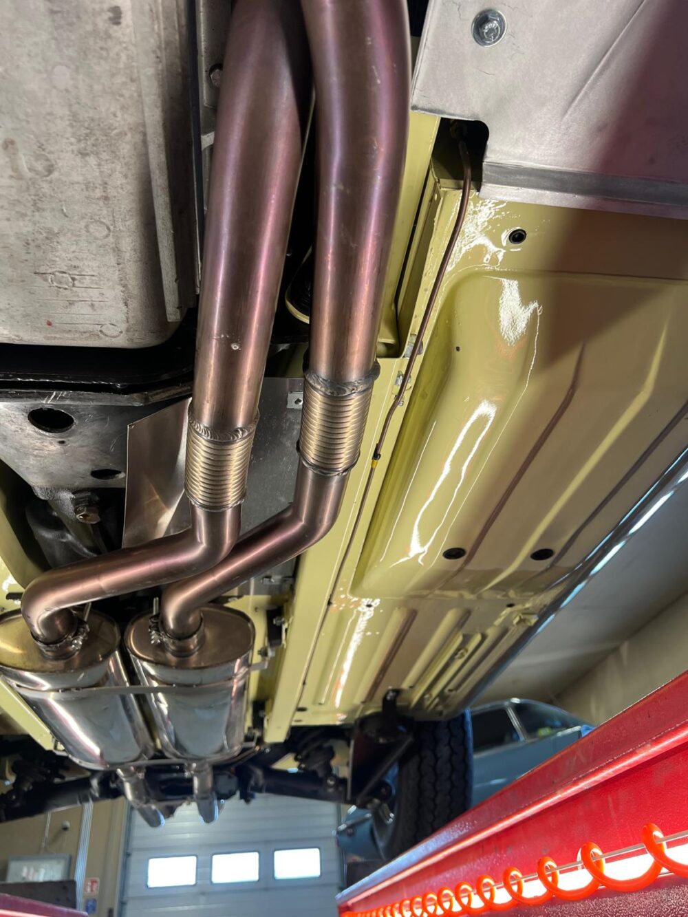 Dual exhaust system under a lifted vehicle