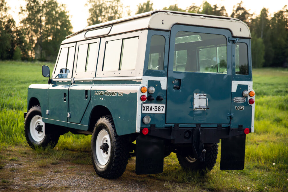Vintage Land Rover V8 in a green field