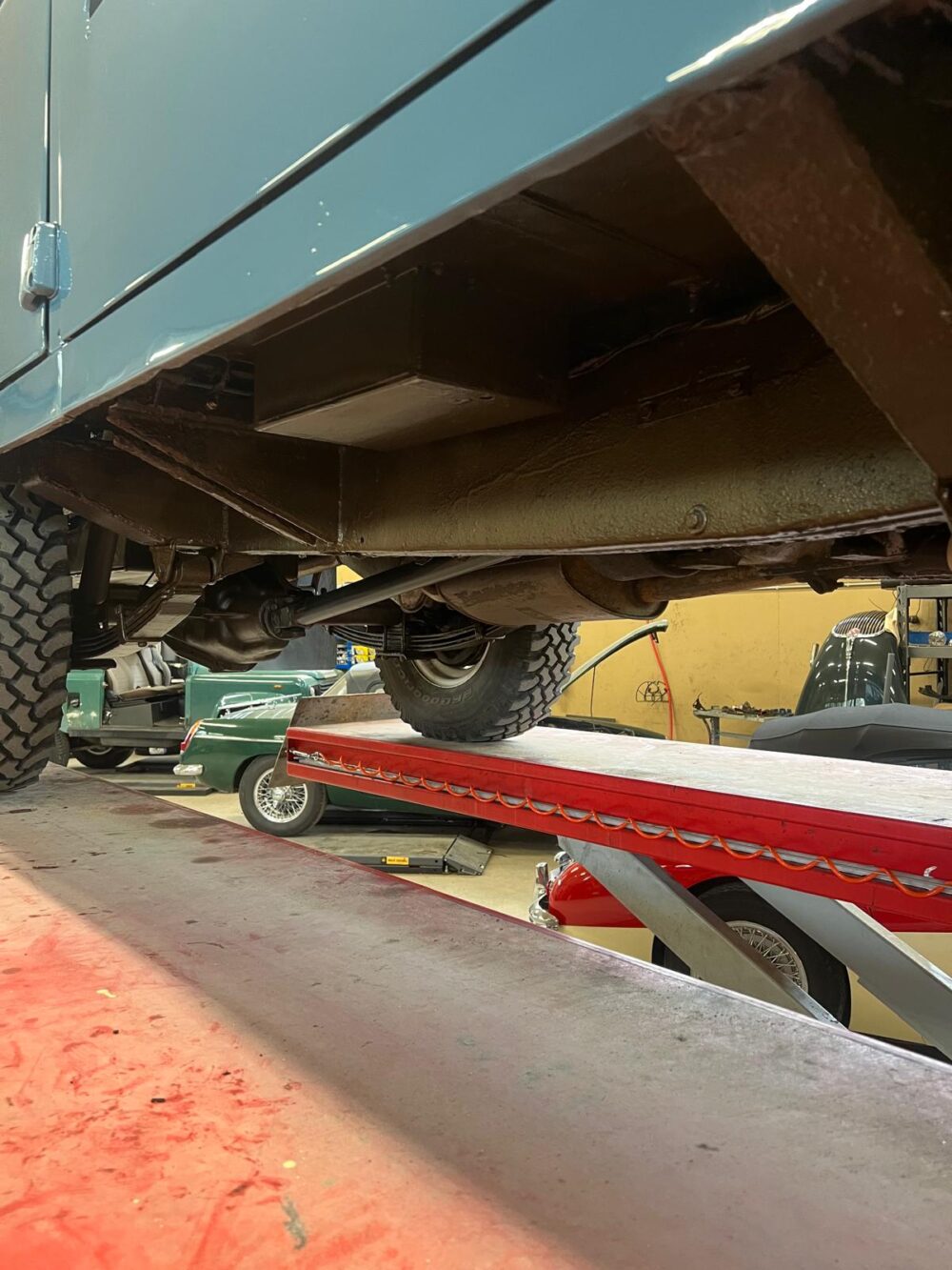 Vehicle undercarriage and tow truck in workshop