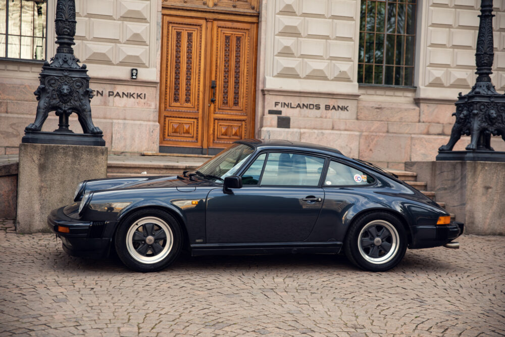Vintage Porsche 911 parked outside Bank of Finland