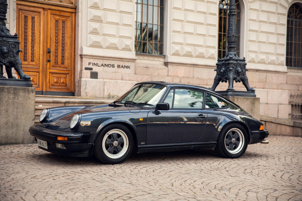 Vintage Porsche 911 in front of Finland's Bank