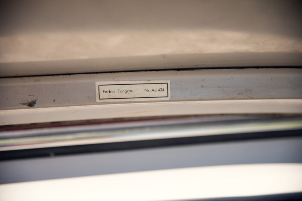 Label indicating 'Farbe: Fingrau Nr. Au 34' on surface