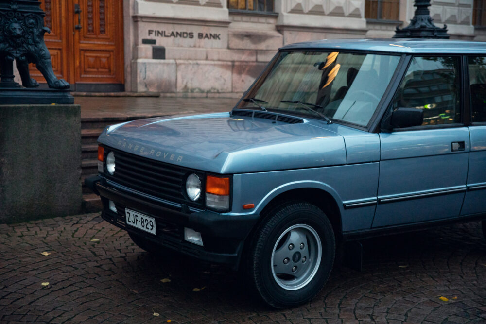 Vintage Range Rover parked outside Finland's Bank