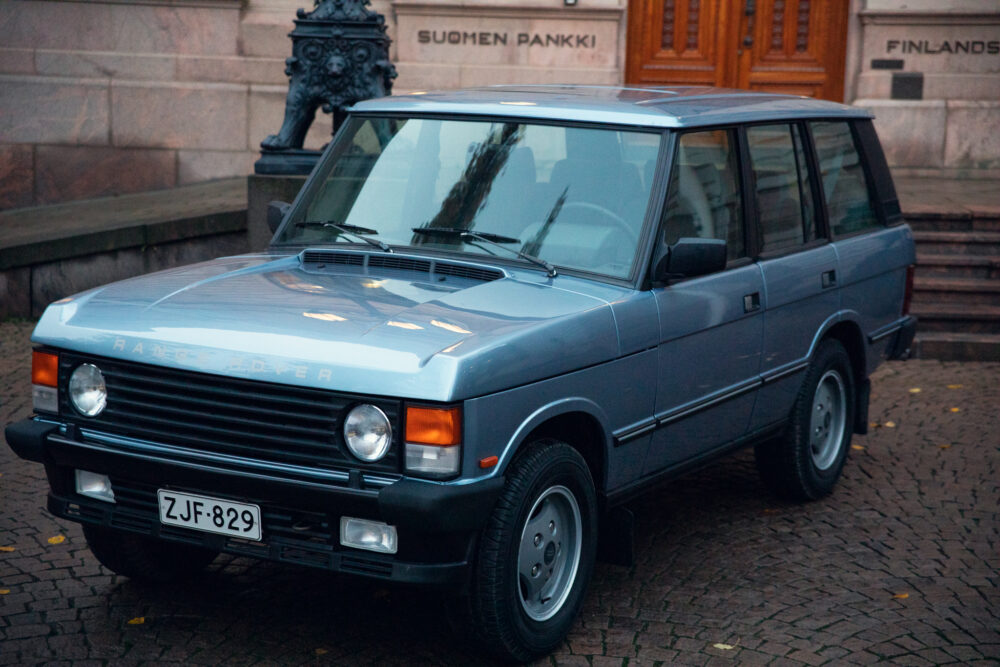 Vintage blue Range Rover parked near building