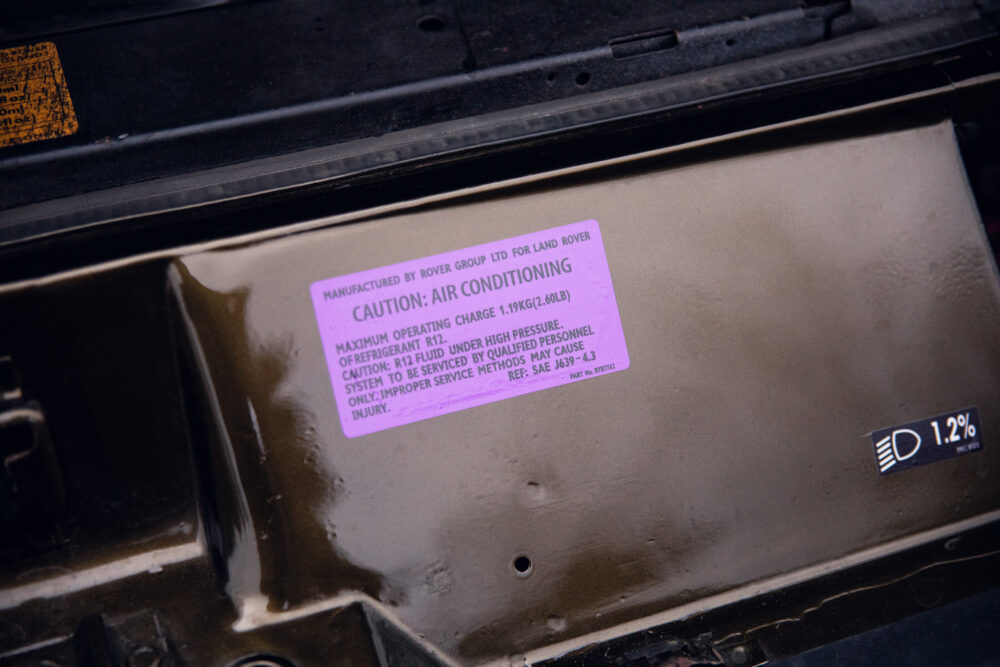 Label on Land Rover detailing air conditioning caution