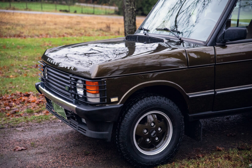 Vintage Range Rover parked outdoors on a rainy day