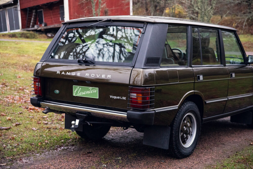 Vintage Range Rover Vogue LSE parked outdoors