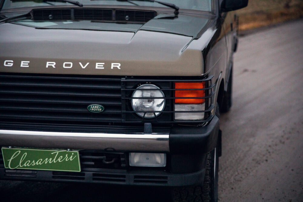 Close-up of a beige Land Rover front grill