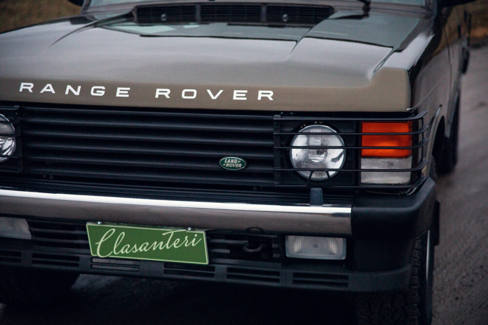 Close-up of a vintage Range Rover front grille