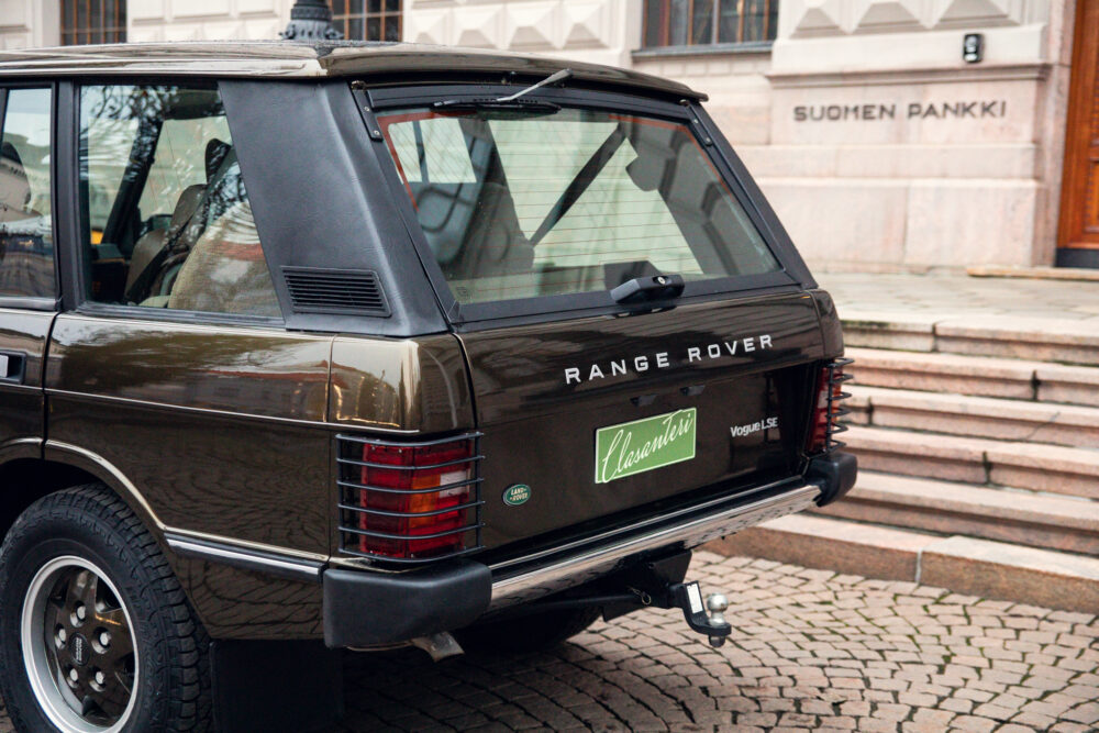 Vintage Range Rover parked near Suomen Pankki building