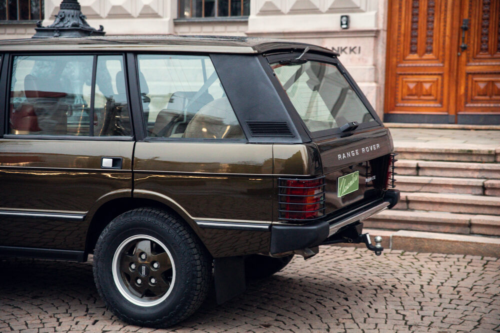 Vintage Range Rover parked near elegant building entrance