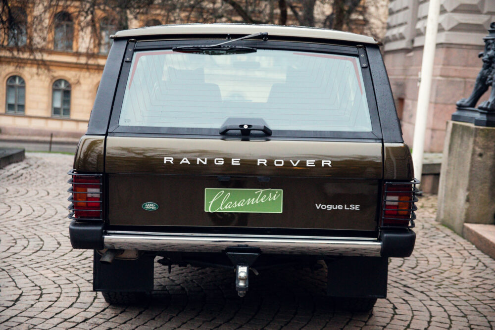 Rear view of a green Range Rover Vogue LSE