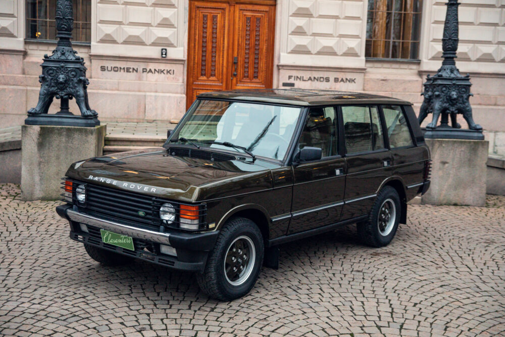 Vintage Range Rover parked outside Finland's Bank