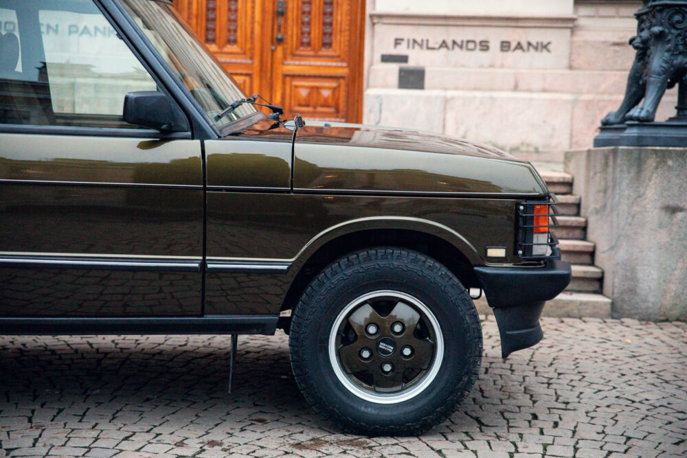 Vintage car parked near Finland's Bank entrance