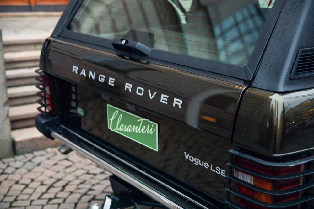 Close-up of Range Rover Vogue SE rear branding