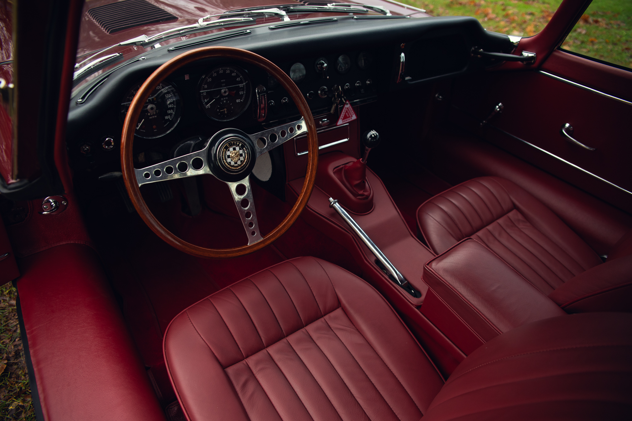 3V7A9575 Vintage car interior with red leather seats and dashboard