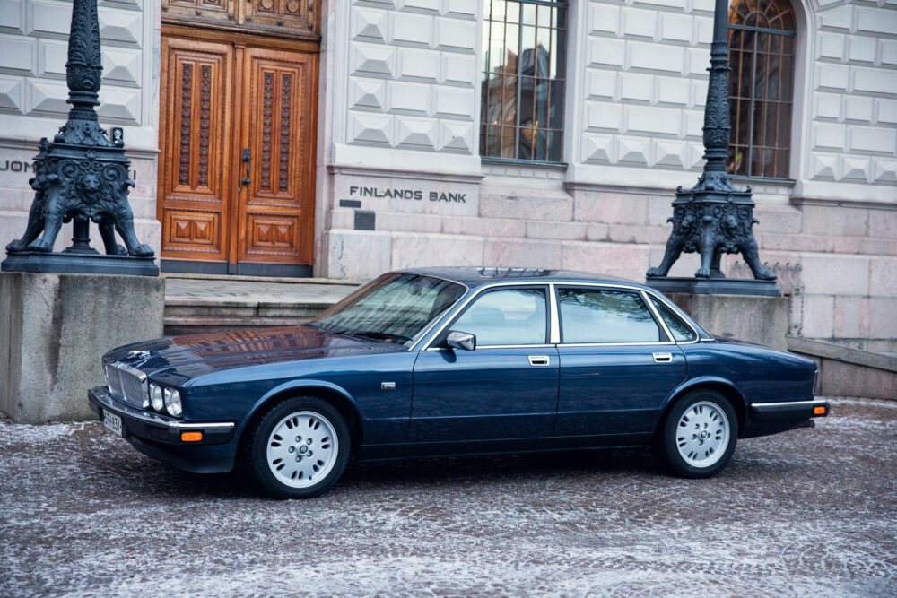 Blue sedan parked outside Finland's Bank building