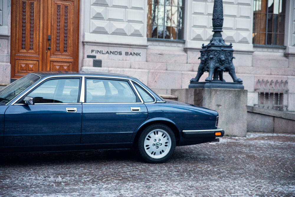 Blue sedan parked outside Finland's Bank building