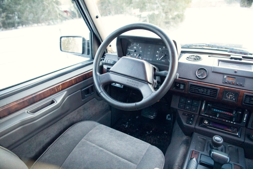 Interior view of an old Range Rover dashboard.