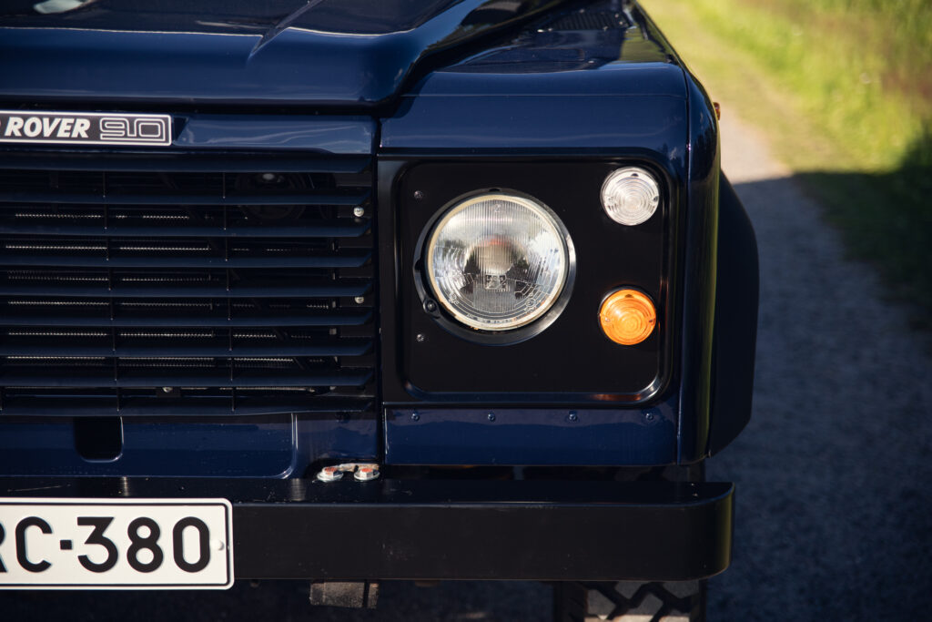 Front headlight and grille of Land Rover 90