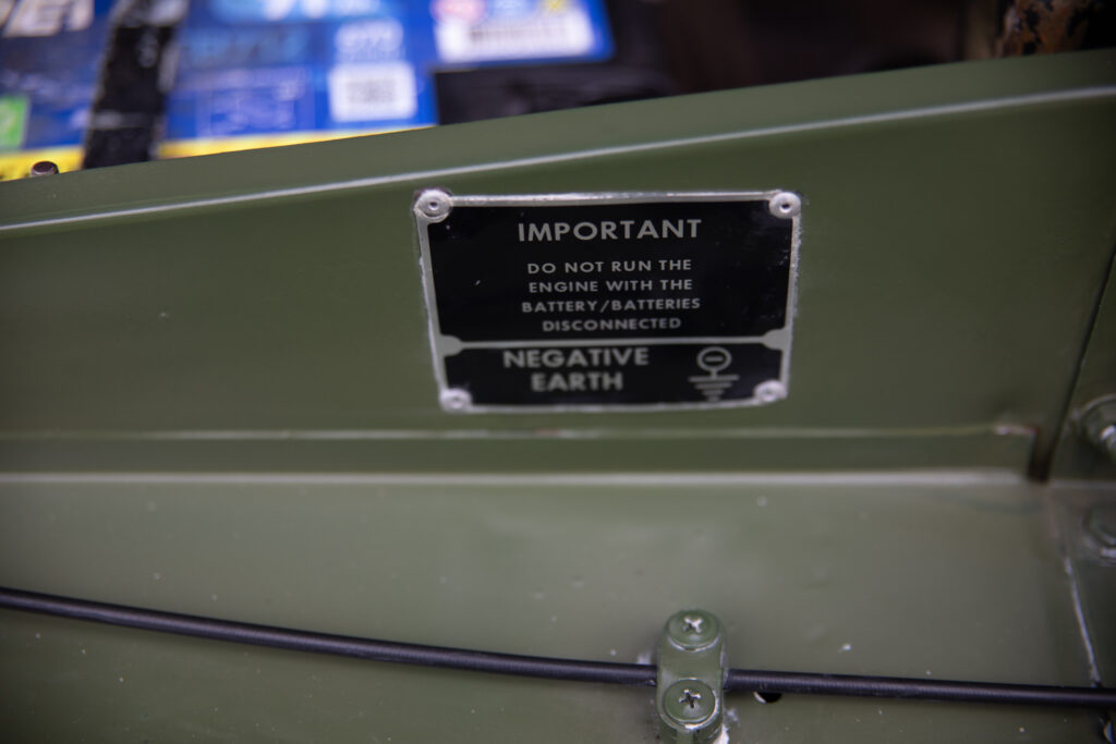 Warning plate: do not run engine disconnected